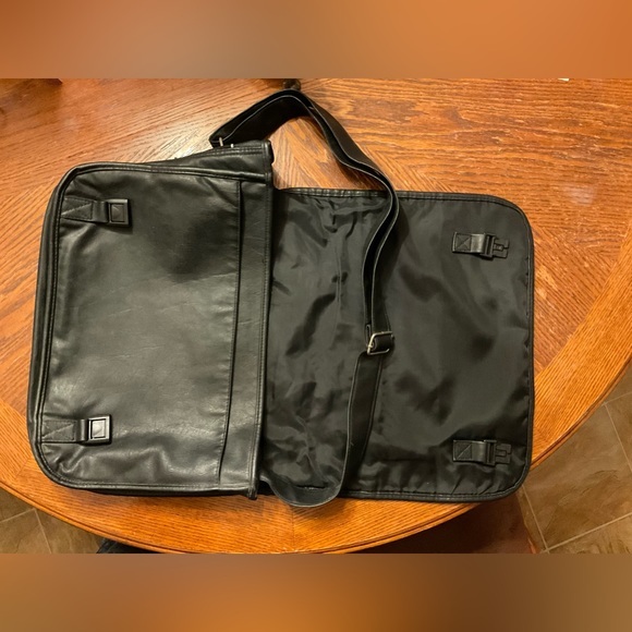 Multi Pocket Durable Vegan Faux Leather Silver Hardware Active Cary Bag! - Picture 6 of 16